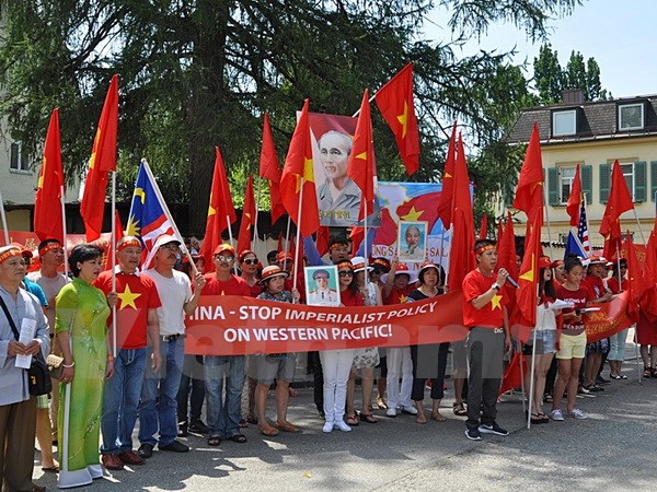 Vietnamese people in Germany march to oppose China